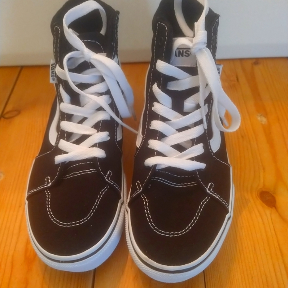 Vans Classic Black and White High-Tops Boys Sz 3